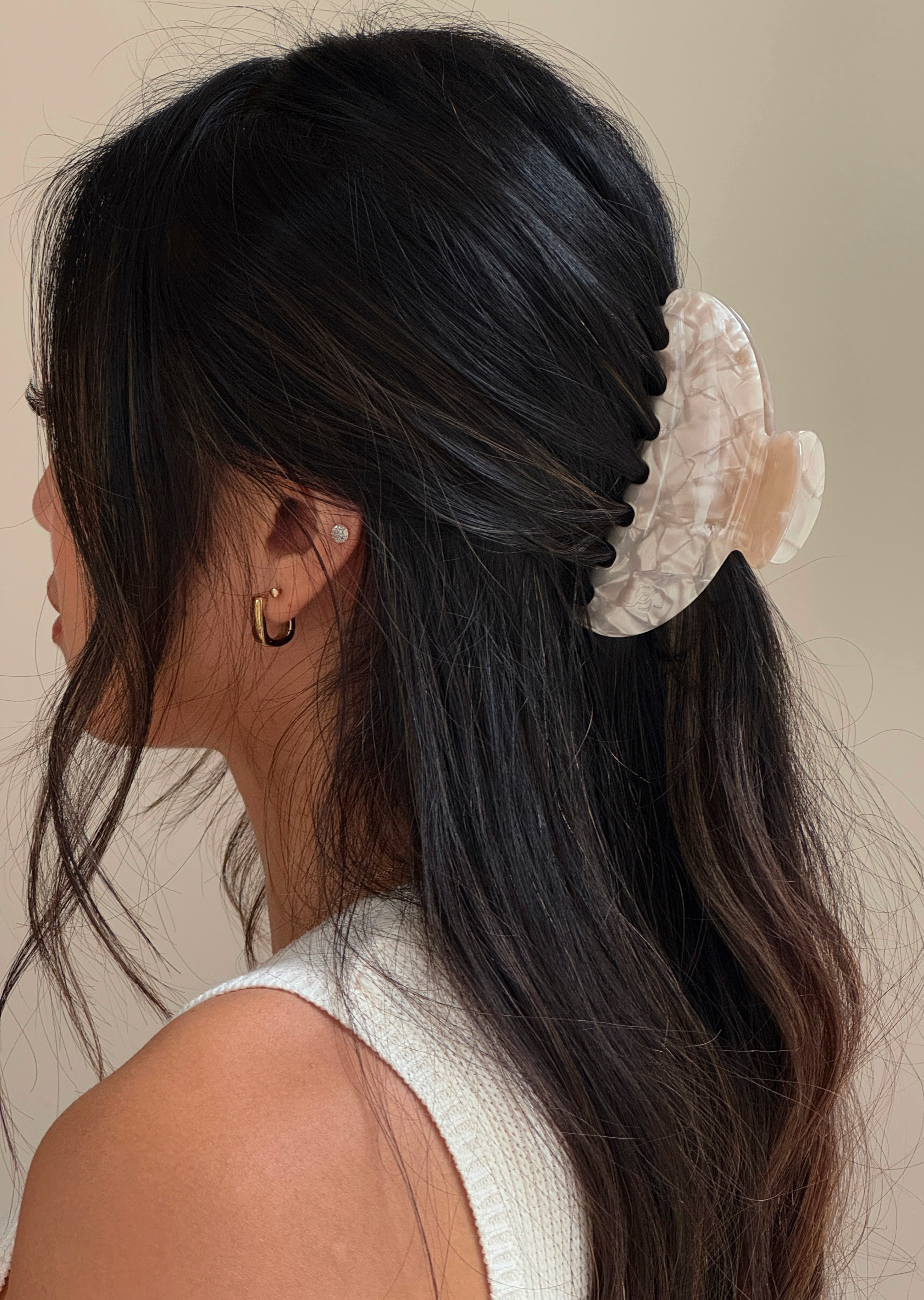 Signature Claw Clip – Almond Haze